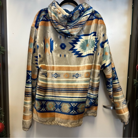 Aztec Pattern Hooded Jacket - Picture 3 of 3